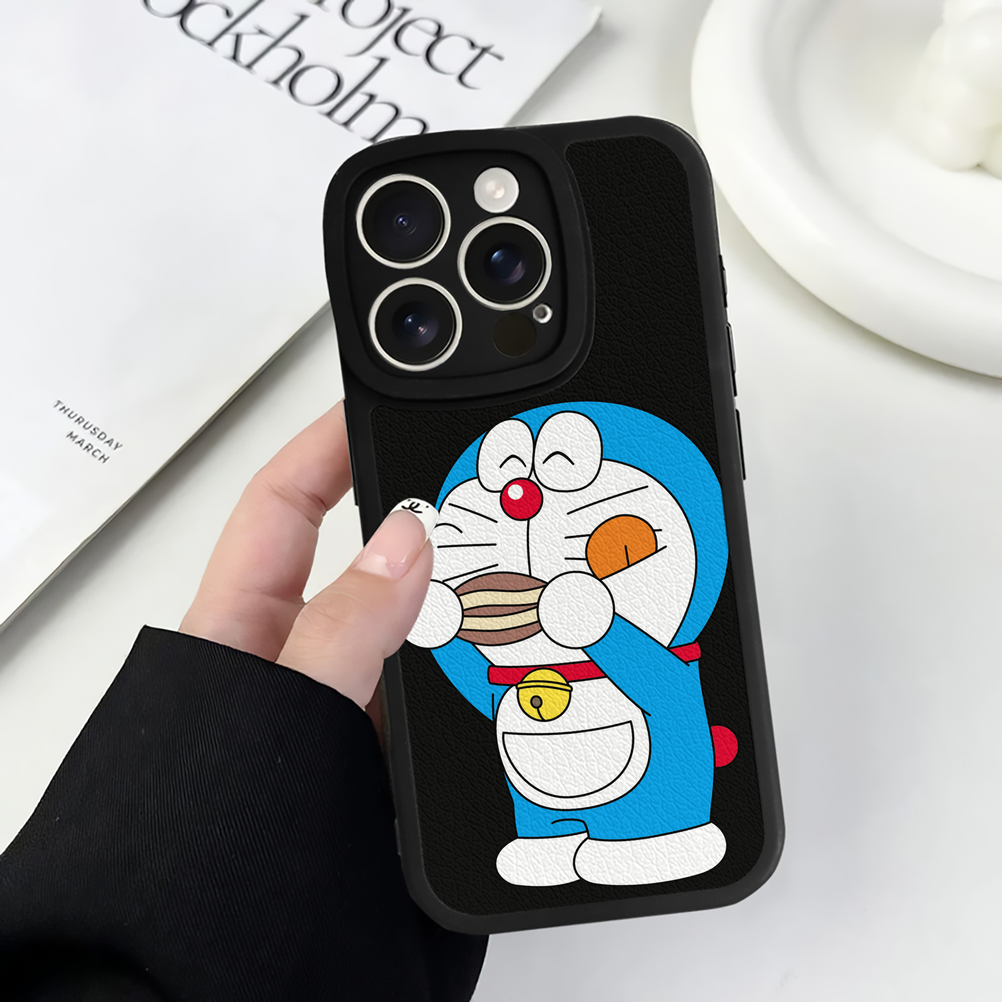 （画像用） ドラえもん Doraemon 【iPhone 16シリーズ対応】シリコンスマホケース（レザー調） 材質：シリコン